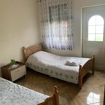 Garden Nocleg ze śniadaniem *